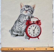画像2: 「移動中/F在庫」はぎれ45×45：子猫と目覚まし時計（グレイ・赤） (2)