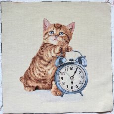 画像1: 「F在庫」はぎれ45×45：子猫と目覚まし時計（ベージュ・ブルー） (1)