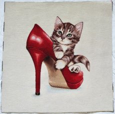 画像1: 「移動中」はぎれ45×45：子猫とピンヒール（ブラウン・赤） (1)