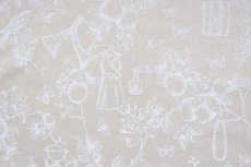 画像1: 「J即納/F在庫」廃盤はぎれ70×50：草木と小鳥とワンピース（麻色ベース白） (1)