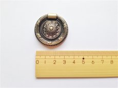 画像2: 「F在庫」取っ手：紋章・ルイ16世（直径3.8cm、アンティークゴールド） (2)