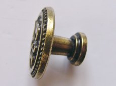 画像6: 「F在庫」取っ手：百合の紋章 径30mm（丸形ボタン、アンティークゴールド） (6)