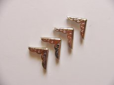 画像1: 「J即納」角飾り金具シルバー22mm×22mm 4個セット (1)