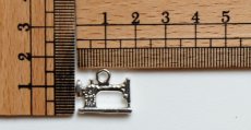 画像2: 「F在庫」チャーム：ミシン15x20mm シルバー5個セット (2)