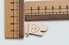画像2: 「J即納」木製飾りボタン：ハートのミトン (2)