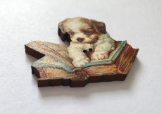 画像4: 「移動中」木製飾りボタン：犬と本(幅3.5cm) (4)