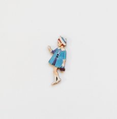 画像1: 「J即納」木製飾りボタン：ブルーのコートの少女（高さ4.5cm） (1)