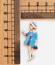 画像2: 「J即納」木製飾りボタン：ブルーのコートの少女（高さ4.5cm） (2)