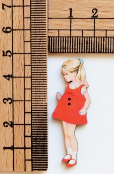 画像2: 「J即納」木製飾りボタン：赤いワンピースのブロンド少女（高さ4.5cm） (2)
