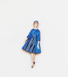画像1: 「J即納」木製飾りボタン：ブルーのコートのマダム（高さ6.9cm） (1)