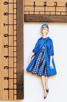 画像2: 「J即納」木製飾りボタン：ブルーのコートのマダム（高さ6.9cm） (2)