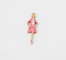 画像1: 「J即納」木製飾りボタン：コーラルスーツのマダム（高さ6.9cm） (1)