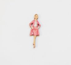 画像1: 「F在庫」木製飾りボタン：コーラルスーツのマダム（高さ6.9cm） (1)