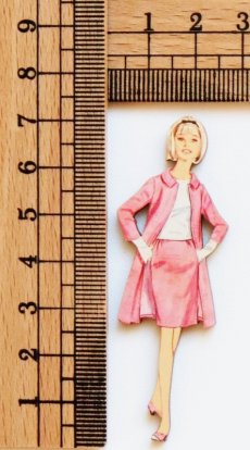 画像2: 「F在庫」木製飾りボタン：コーラルスーツのマダム（高さ6.9cm） (2)