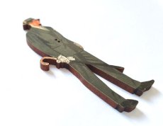 画像2: 「J即納」木製飾りボタン：傘を持った紳士 (2)