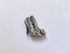 画像1: 「J即納」木製飾りボタン：ハイヒール（グレイ、高さ1.5cm） (1)