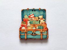 画像1: 「移動中」木製飾りボタン：プレゼント入りのスーツケース(高さ3cm) (1)