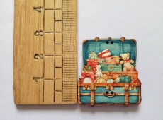 画像2: 「移動中」木製飾りボタン：プレゼント入りのスーツケース(高さ3cm) (2)