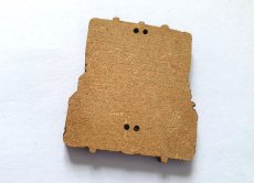 画像4: 「移動中」木製飾りボタン：プレゼント入りのスーツケース(高さ3cm) (4)