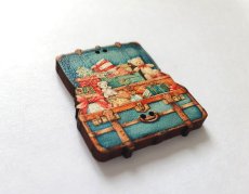 画像3: 「移動中」木製飾りボタン：プレゼント入りのスーツケース(高さ3cm) (3)