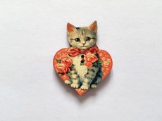 画像1: 「移動中」木製飾りボタン：子猫・ハート(グレイ・バラ立体、高さ2.9cm) (1)