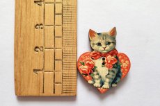 画像2: 「移動中」木製飾りボタン：子猫・ハート(グレイ・バラ立体、高さ2.9cm) (2)