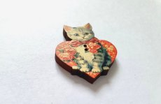 画像3: 「移動中」木製飾りボタン：子猫・ハート(グレイ・バラ立体、高さ2.9cm) (3)