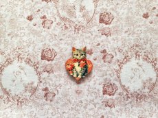 画像5: 「移動中」木製飾りボタン：子猫・ハート(グレイ・バラ立体、高さ2.9cm) (5)