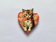 画像1: 「移動中」木製飾りボタン：子猫・ハート(ブラウン・バラ背景、高さ2.9cm) (1)