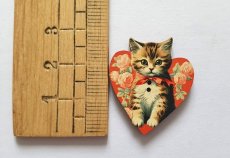 画像2: 「移動中」木製飾りボタン：子猫・ハート(ブラウン・バラ背景、高さ2.9cm) (2)