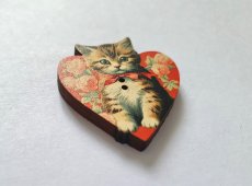 画像3: 「移動中」木製飾りボタン：子猫・ハート(ブラウン・バラ背景、高さ2.9cm) (3)
