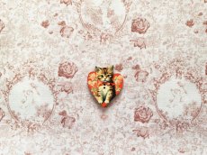 画像5: 「移動中」木製飾りボタン：子猫・ハート(ブラウン・バラ背景、高さ2.9cm) (5)