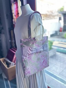 画像4: 「J即納」FSJリボントートバッグ：ブランコに乗った少女（麻色ベース紫）× ストライプ・フォレスト (4)