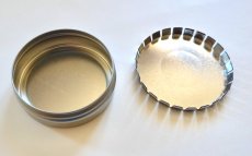 画像4: 「移動中」直径約7.5cm缶小物入れ（ジョセフィーヌのバラ） (4)